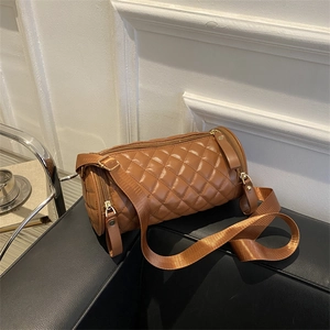 Sac cylindrique matelassé marron caramel avec large bandoulière et détails dorés