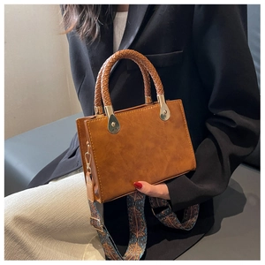 Borsa a mano rettangolare marrone con manico intrecciato e tracolla larga a stampa etnica