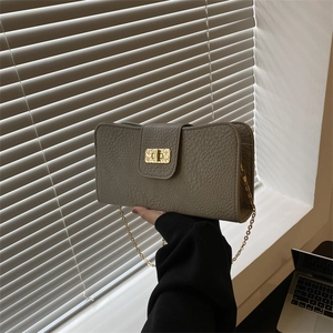Sac bandoulière élégant gris grainé avec chaîne dorée et fermoir métallique détaillé