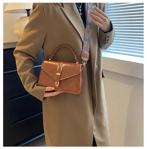Borsa a tracolla vintage marrone con tracolla jacquard e fibbia metallica a forma di U