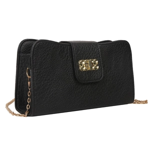 Sac bandoulière chic en cuir noir grainé avec chaîne dorée vintage sur fond blanc neutre