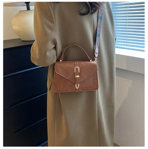 Borsa a tracolla vintage in similpelle marrone con tracolla etnica su modella