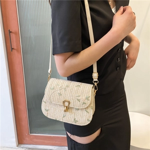 Sac besace en paille avec broderie florale verte et boucle fer à cheval dorée