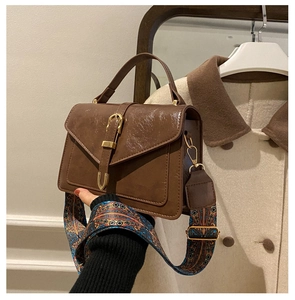 Borsa vintage marrone in ecopelle lucida con tracolla con motivo etnico decorata