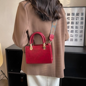Borsa a tracolla rossa retrò con ampia tracolla etnica e manico intrecciato alla moda