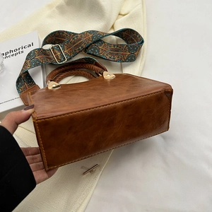 Borsa a tracolla marrone retrò con tracolla etnica colorata e manici intrecciati ad angolo 45°