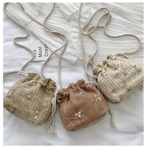 Détails de mini sacs seaux en paille avec broderies florales et bandoulières en corde