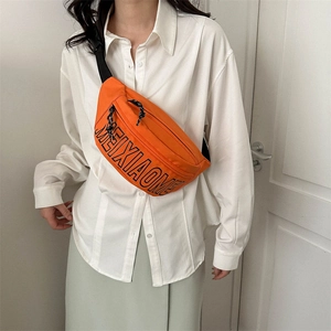Sac banane en nylon orange tendance avec imprimé de lettres noires sur un modèle