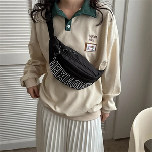 Sac de poitrine minimaliste en nylon noir avec lettrage blanc et bandoulière réglable
