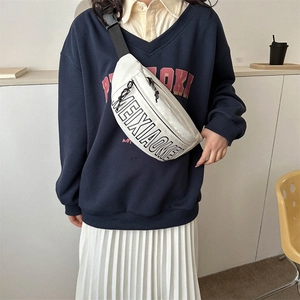 Sac banane blanc en nylon avec imprimé lettres et sangle réglable porté par un mannequin