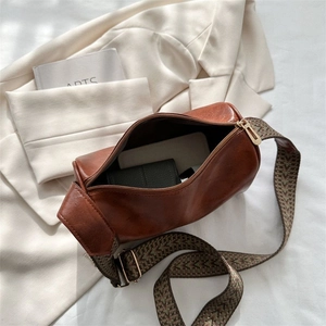 Braune Retro-Zylindertasche mit breitem Schultergurt und großem Fassungsvermögen