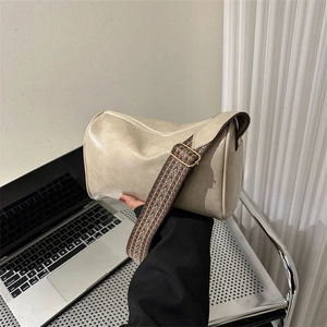 Beige zylindrische Kissentasche mit Vintage-Jacquard-Gurt in gemütlicher Wohnumgebung