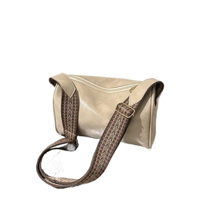 Schicke beige Boston Bag in Zylinderform mit geometrischem breitem Gurt und Gold-Details