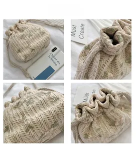 Vues détaillées d'un sac seau en paille avec broderies florales et cordon de serrage chic