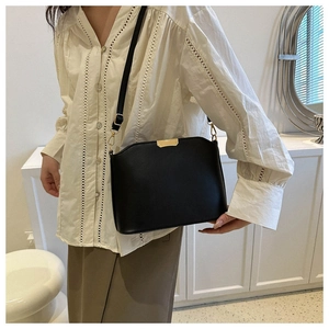 Minimalistische schwarze Leder-Umhängetasche mit eleganten goldenen Metalldetails