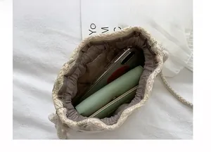 Vue de dessus de l'intérieur du sac seau tissé montrant la capacité de rangement