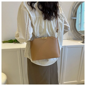Nahaufnahme einer braunen minimalistischen Umhängetasche mit eleganten Goldmetall-Details