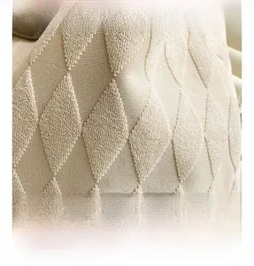Gros plan sur le tissu tricoté beige montrant les motifs de losanges texturés du grand sac