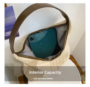 Vue intérieure du grand sac cabas matelassé en toile avec anses en cuir marron spacieux
