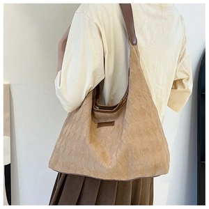 Grand sac cabas matelassé marron café porté à l'épaule pour un style chic quotidien