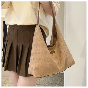 Détail du grand sac cabas matelassé en toile avec fine bandoulière marron