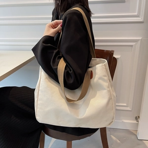 Grande borsa tote in tela bianco sporco con manici marroni per uso quotidiano