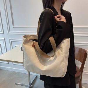 Borsa tote in tela beige minimalista con manici marroni e dettagli con rivetti
