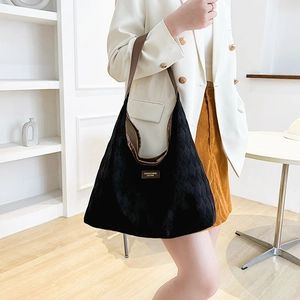 Grand sac cabas noir matelassé en toile avec bandoulière marron pour le trajet quotidien