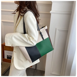 Dettaglio della borsa tote color-block con spallacci neri regolabili sulla modella
