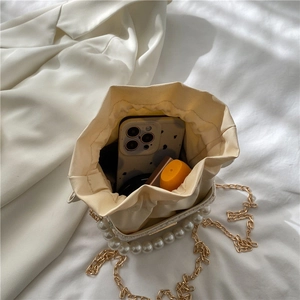 Vue de dessus du sac seau à perles montrant l'espace pour téléphone et maquillage
