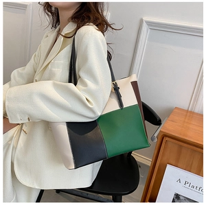 Dettaglio della borsa tote color block con texture in ecopelle e finiture dorate