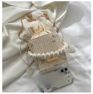 Détail du sac panier brodé vert avec poignée en perles et bandoulière chaîne