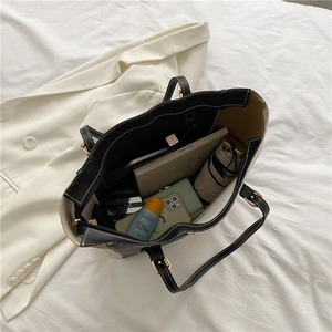 Dettaglio dell'interno di una capiente borsa shopper con spazio per oggetti vari