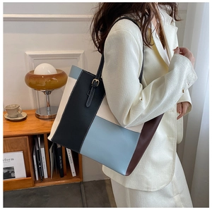 Dettaglio della borsa tote color block con fibbia dorata regolabile e grande capienza