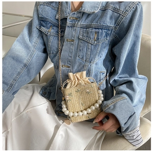Sac seau en paille avec broderie florale et élégante poignée en perles nacrées