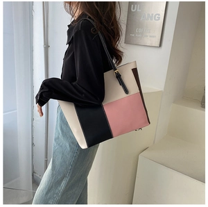 Dettaglio della borsa tote in pelle color-block con moderno design patchwork geometrico
