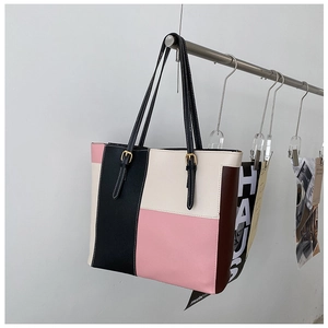 Dettaglio della grande borsa tote patchwork multicolore in ecopelle con fibbie dorate