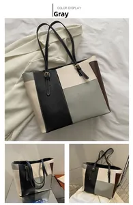 Dettaglio della borsa tote color-block in pelle PU testurizzata con fibbia dorata