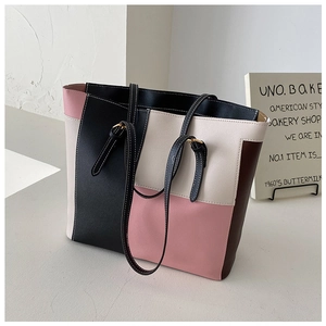 Dettaglio della borsa tote multicolore con pelle martellata e fibbia in metallo dorato