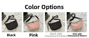 Vue détaillée des sacs bandoulière en nylon noir et rose avec des breloques à damier chic
