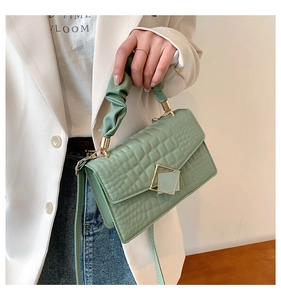 Sac vert sauge avec gaufrage crocodile, poignée froncée et boucle géométrique dorée