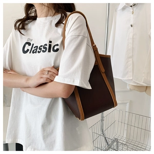 Detail of the large capacity tote bag featuring contrast colors and adjustable shoulder strap