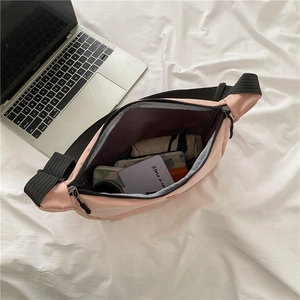 Vue intérieure du sac bandoulière rose montrant sa grande capacité de rangement