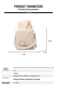 Détail du sac seau en paille avec broderie florale et élégante chaîne en perles