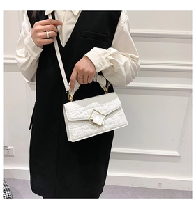 Détail du sac bandoulière blanc motif crocodile avec anse plissée et boucle dorée