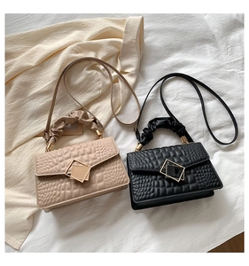 Détails de sacs à main à texture crocodile avec poignées plissées et boucles carrées