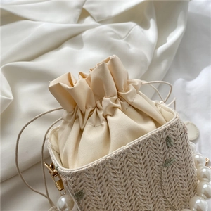 Sac seau en paille avec anse en perles et broderie de feuilles pour l'été chic