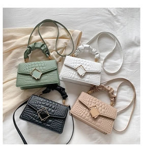 Détails de sacs à main en cuir crocodile avec poignées nuage en quatre coloris