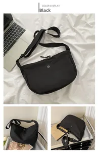 Détail d'un sac bandoulière en nylon noir minimaliste présenté sous plusieurs angles