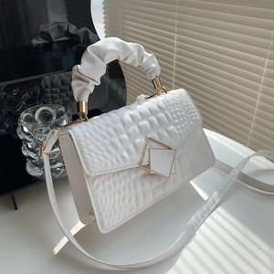 Sac à main blanc effet croco avec poignée froncée et boucle dorée au design moderne